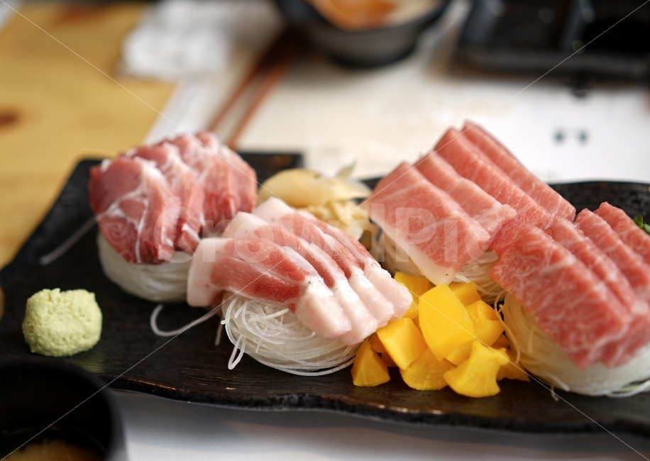	참치,참치회,안주,음식,일식,먹방,횟감,소주안주,안주추천,안줏거리,먹거리,붉다,레드,빨강,싱싱,색감,음식,식재료,요리,food,cook,meal,dishes,food reserves,수산물,해산물,fishery products,seafood,일식,일본음식,일본요리,Japanese food,Japanese dishes,Japanese meal,Japanese cook