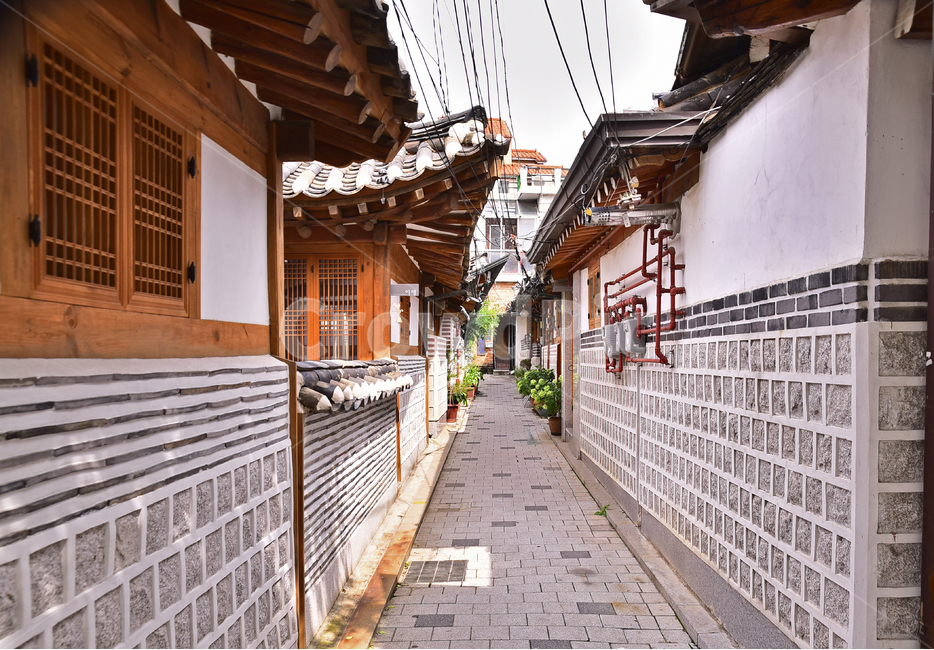 한국전통,북촌,한옥마을,골목길,기와집,마을,패턴,문화유산,전통문화,traditional,bukchonhanokvillage,village,town,traditionalkoreanvillage,korean,pattern,roof,지붕,기와지붕,오래된,올드,old,역사,history,analley,통로,보도,walkway,sidewalk,돌담,처마,창문,배경,바탕,백그라운드,골목길,alley,한국전통,한국문화,korean traditional,korean culture