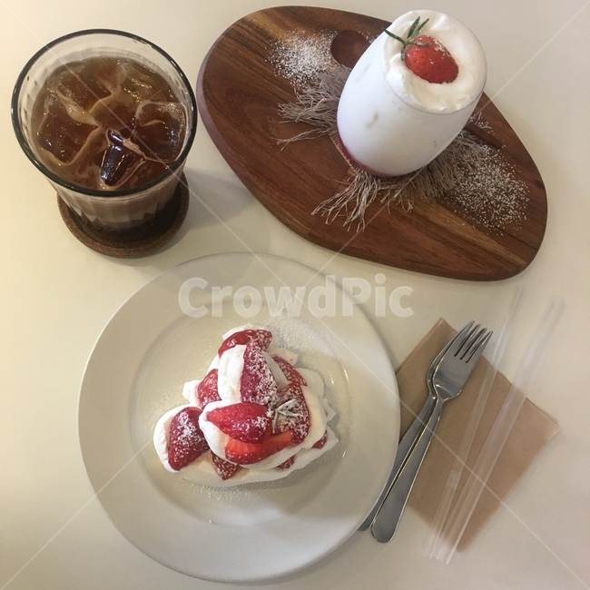 딸기,디저트,카페,커피,과일디저트,딸기케이크,딸기수플레,딸기라떼,음료,감성,strawberry,아메리카노,음식,식재료,요리,food,cook,meal,dishes,food reserves,디저트,간식,후식,dessert,snack,음료수,drink,beverage,커피,카페,coffee,cafe