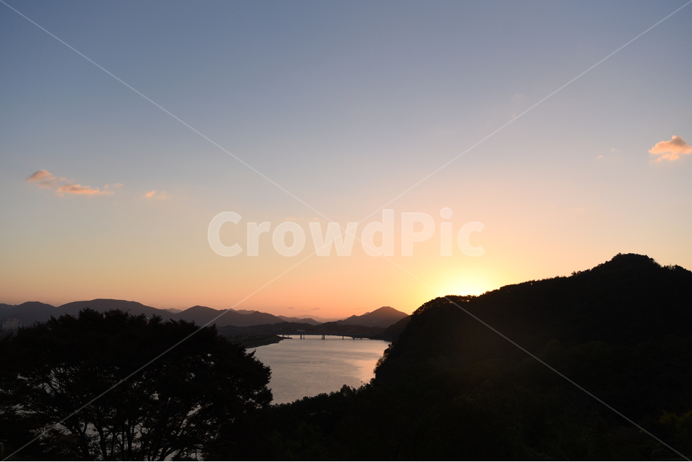 일출,바다,하늘,구름,산,맑음,자연,풍경,nature,landscape,outdoors,옥외,sunset,일몰,red sky,붉은 하늘,sky,dusk,황혼,dawn,새벽,flare,플레어,light,빛,sunlight,햇빛