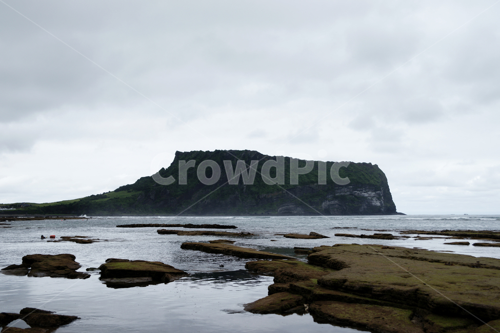 land,땅,nature,자연,outdoors,ocean,곶,옥외,대양,sea,water,물,연안,coast,해안선,shoreline,제주,제주도,성산일출봉,하늘,구름,제주도,jeju,jeju island