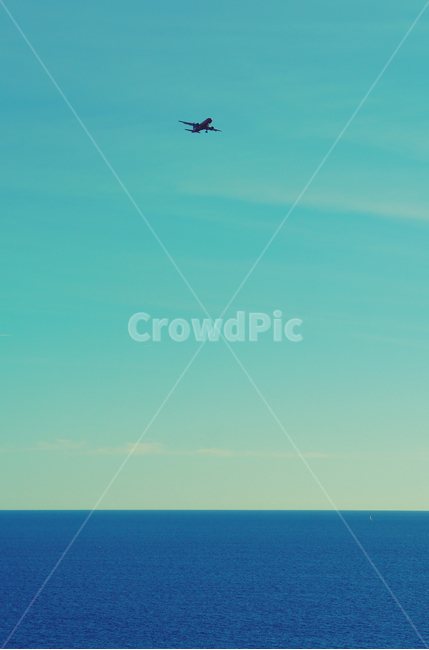 비행기,파란하늘,바닷가,활공,비행,airplane,flying,aircraft,transportation,항공기,교통,바다,블루,파랑,색감,하늘,감성사진,파스텔색감,맑은하늘,바닐라스카이,자연풍경,nature,landscape,민트색