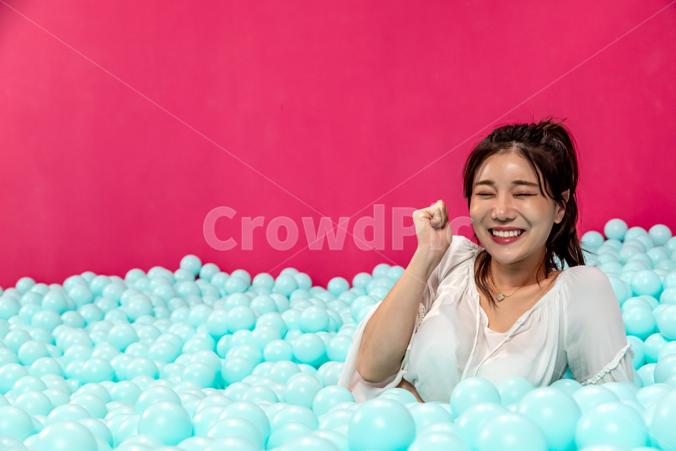 파티,새해,연말,축제,생일,공,ball,sphere,구체,즐거움,환희,기쁨,행복,사랑,활기,축하,볼풀,여성,동양인,아시아인,젊은여성,귀여움,아름다움,화장품,광고,디자인,스튜디오,볼풀장,컬러풀,컬러,핑크,블루,여자,휴가,연휴,축일,얼굴,기념,woman,female,young,blue,pink,colorful,studio,beautuful,cute,풍선,balloon,person,human,인간,사람,사람,인물,인간,human,person,얼굴표정,facial expression,face,여성,여자,woman,female,lady,감정표현,기분,feeling,emotion