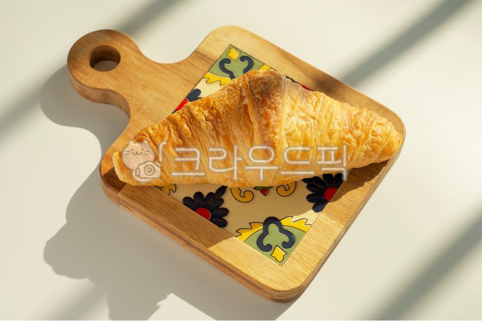 tray,platter,shadow,snack,plate,bowl,croissant,wood,bread,bakery,tree,food,Tray,pastry,sunlight,sunbeam,dish,bake,breakfast