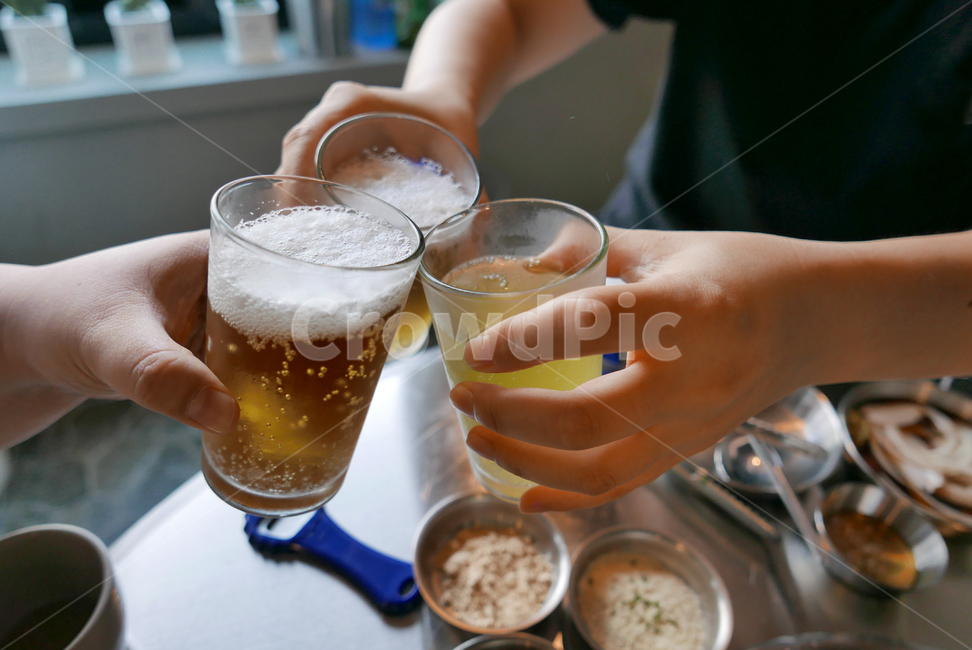 맥주유리,유리,glass,마실것,알코올,drink,음주,beerglass,alcohol,사람,person,맥주,human,음료수,drink,beverage,술,주류,alcohol