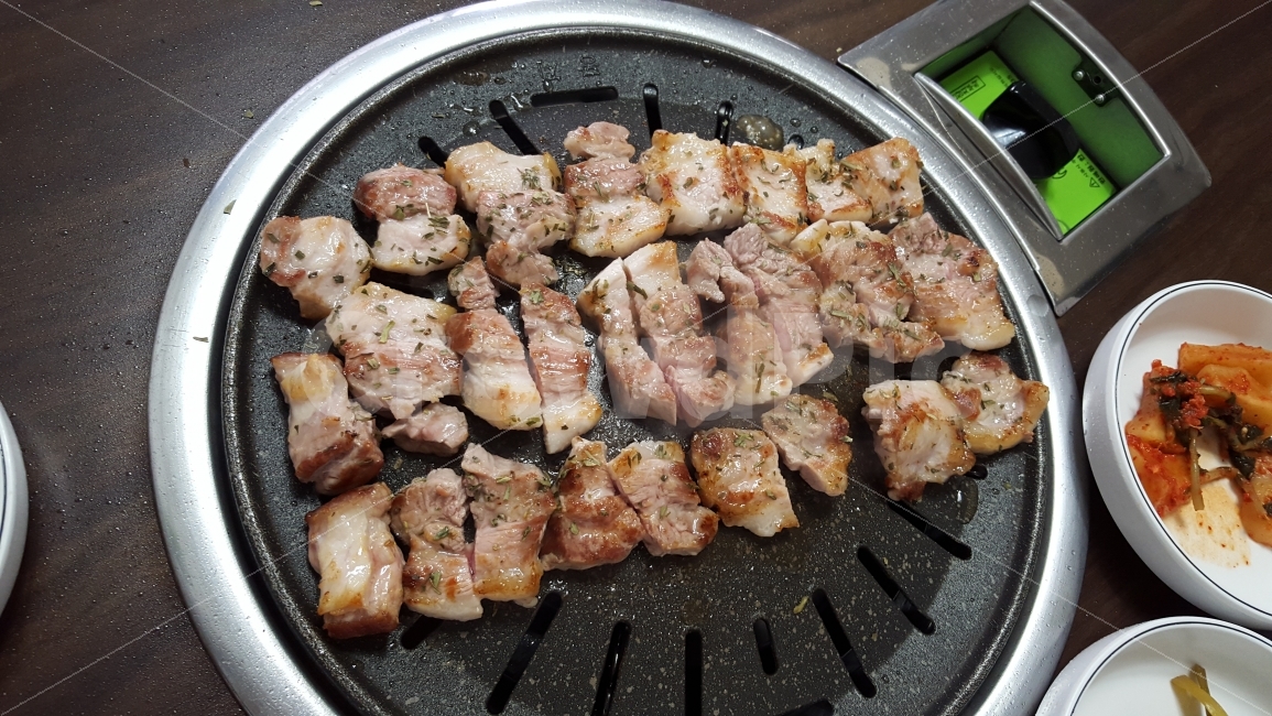 삼겹살,목살,돼지고기,고기,구이,저녁,불판,기름,지방,비만,돼지,김치,파슬리,윤기,음식,식재료,요리,food,cook,meal,dishes,food reserves,육류,고기,meat,한식,한국음식,한국요리,korean food,korean dishes,korean meal,korean cook