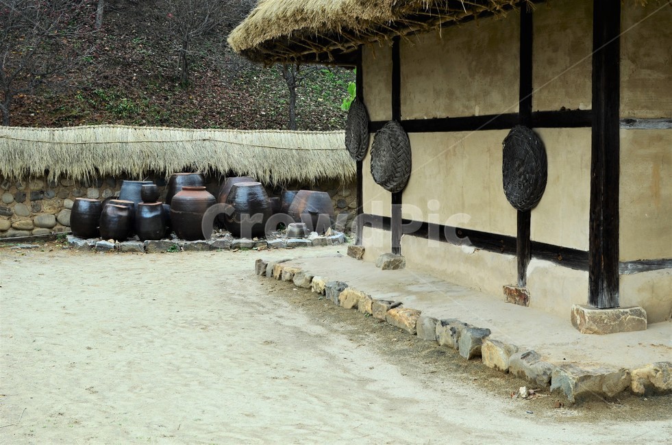전통가옥,한옥,초가집,장독대,한국건축문화,이엉,고향,한국정서,한국전통,전통문화,한국전통,한국문화,korean traditional,korean culture,건축물,건물외관,exterior,building,structure,architecture,construction