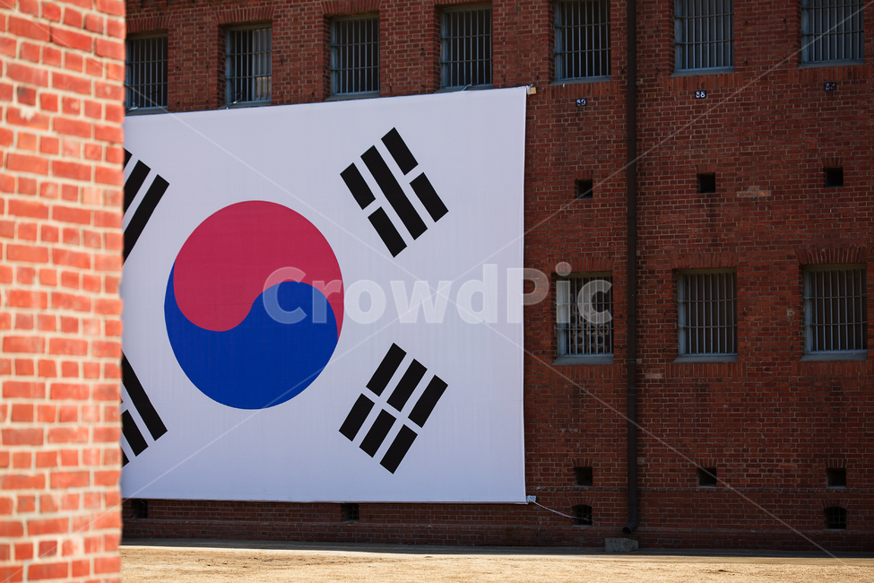 태극기,건물,건축,벽,붉은벽,창문,유리창,역사,형무소,감옥,감방,서대문형무소,역사현장,옥고,투옥,벽돌,일제시대,일제감정기,기념관,역사관,무서운,두려운,prison,window,wall,redwall,memorialhall,건축물,건물외관,exterior,building,structure,architecture,construction