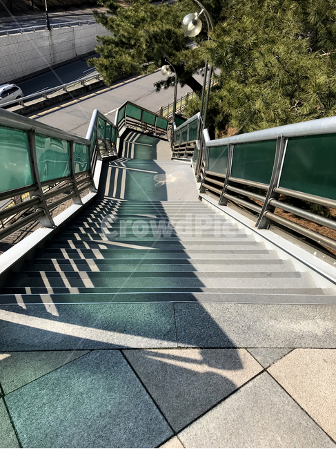 육교,도로,계단,노인,시공,편의시설,안전,보호,건축,pedestrianoverpass,road,safety,construction,건축물,건물외관,exterior,building,structure,architecture,construction