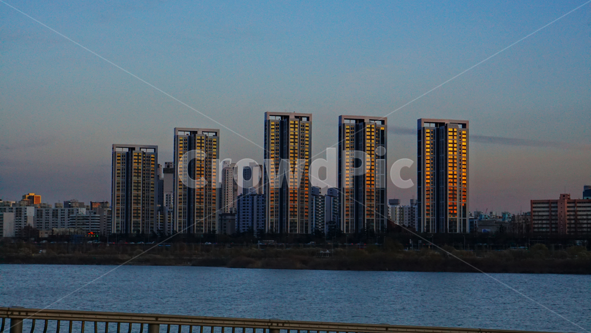 색감,감성,반사,아파트,황혼,노을,한강,도시,풍경,city,landscape,한국도시풍경,한국도시경관,korea cityscape,building,건물,시티,high rise,고층 건물,town,urban,어반,office building,사무실 건물