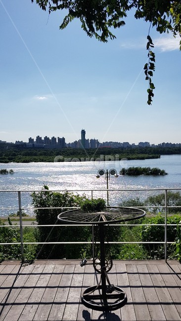 리버뷰,카페,강변,강,힐링,감성,햇살,자연,풍경,nature,landscape,railing,난간
