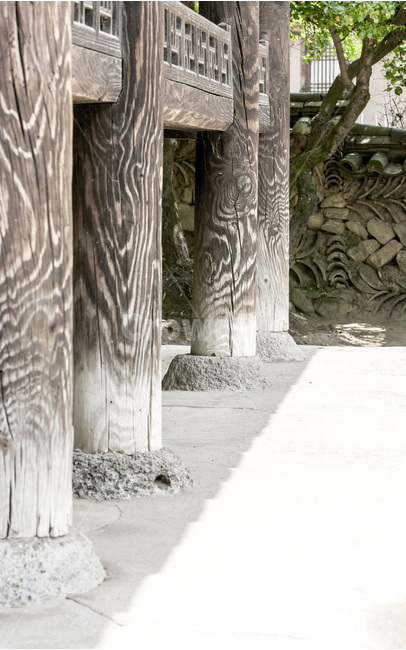 주춧돌,기둥,난간,고택,전통,무늬,나뭇결,질감,한국전통,한국문화,korean traditional,korean culture,건축물,건물외관,exterior,building,structure,architecture,construction