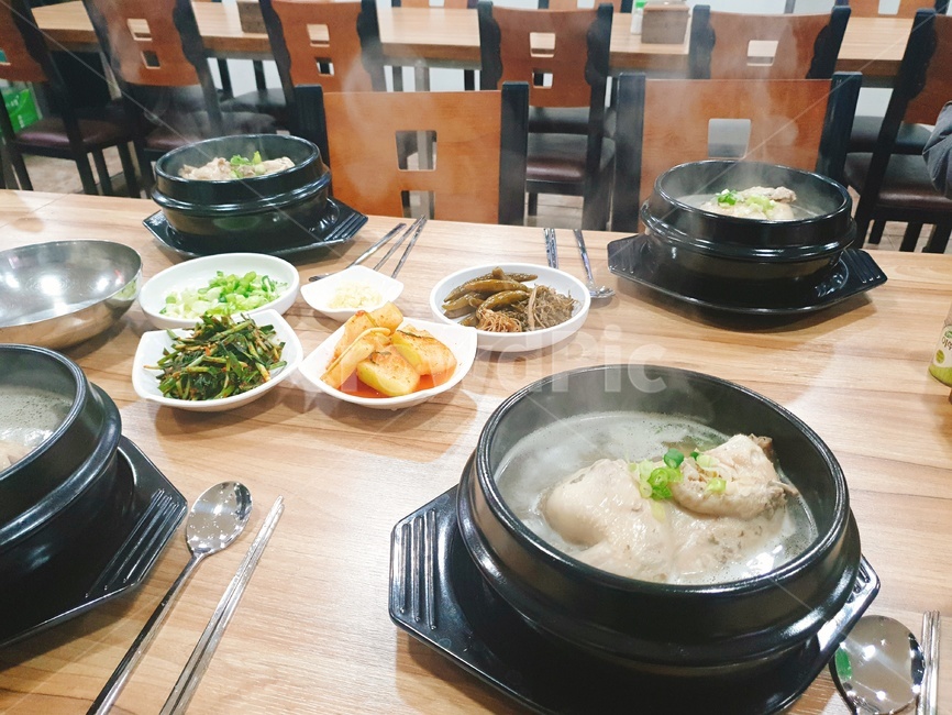 식사,영계백숙,식당,뚝배기,백숙,음식,식재료,요리,food,cook,meal,dishes,food reserves,한식,한국음식,한국요리,korean food,korean dishes,korean meal,korean cook