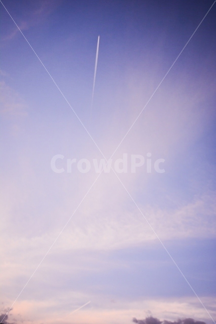 하늘,감성,노을,구름,비행운,sky,mood,sunset,clouds,vaportrail,sensitive,파란하늘,아름다운하늘색,영롱한,보랏빛,배경,배경화면,바탕화면,글귀배경,daily,일상,분위기,몽환,그림자,풍경,lansecape,violet,purple,bluish,자연,풍경,nature,landscape,감성,sensible,feeling,색깔,색상,색채,색감,color sense,color sensitivity,feeling of color