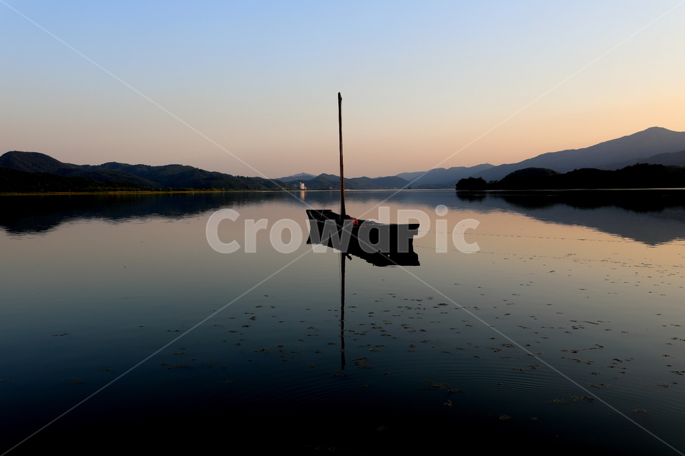 선박,하늘,호수,강,그림자,자연,풍경,자연,풍경,nature,landscape,한국자연풍경,한국자연경관,korea nature landscape,rowboat,노 젓는 배,transportation,교통,boat,보트,vehicle,차량,watercraft