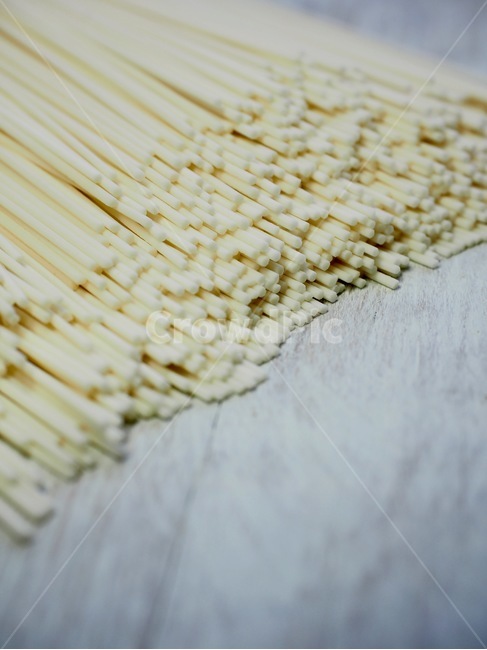 국수,건조식품,말린국수,음식,배경,흰색,한국음식,아시아음식,음식재료,noodle,driedfood,driednoodle,food,background,white,koreanfood,asianfood,foodingredients,음식,식재료,요리,food,cook,meal,dishes,food reserves
