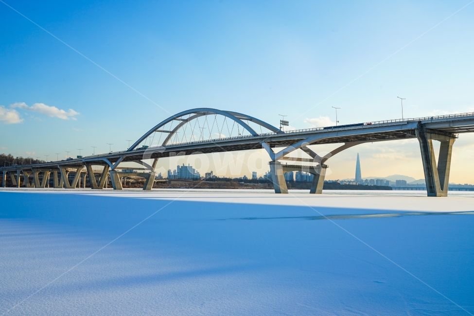 한강,구리암사대교,겨울,눈,얼음,풍경,하늘,노을,겨울,계절,winter,season,도시,풍경,city,landscape,한국도시풍경,한국도시경관,korea cityscape,building,건물,architecture,건축물,bridge,다리,arched,아치형,arch,아치,arch bridge,아치교