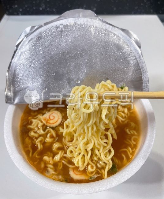 컵라면,라면,일회용,용기,음식,요리,식사,식재료,면발,면요리,면류,면,인스턴트,혼밥,3분,편의점,국물,한식,한국음식,한국요리,나무젓가락,즉석식품,야식,젓가락,간편식,한끼,food,dish,cook,meal,koreanfood