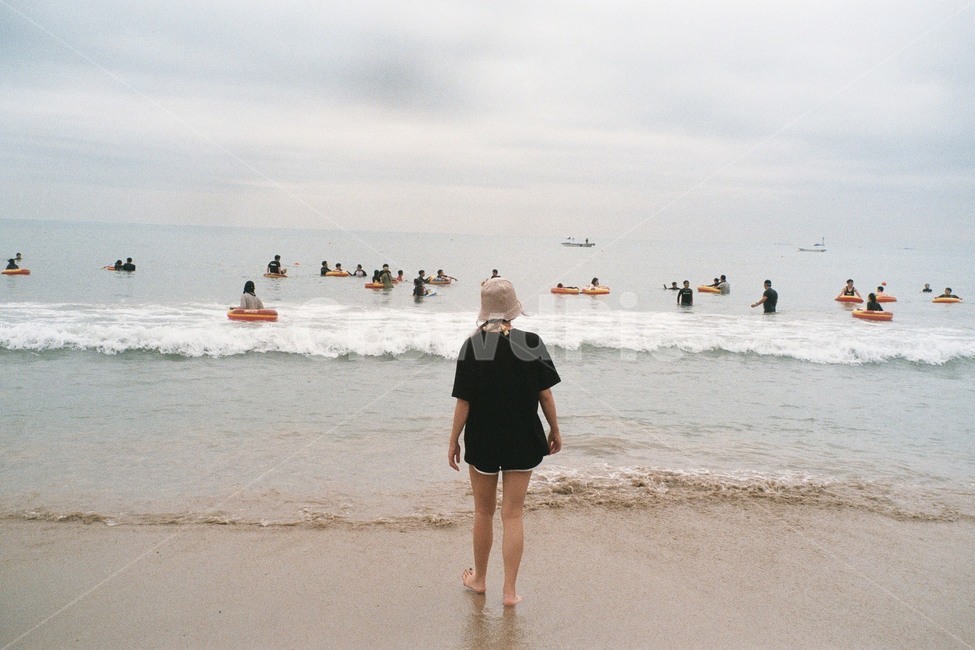 바다,해변,뒷모습,휴가,여름,여행,휴가철,바닷가,해변가,모래사장,파도,여자,여인,사람,사람들,노는사람들,휴일,시원함,피서,모자,더운여름,한여름,무더위,더위,흐림,흐린날,하늘,피서지,혼자,한사람,한명