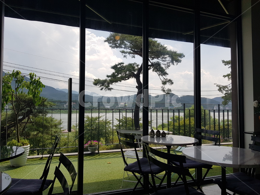 카페,강변,강뷰,나무,맑음,인테리어,실내디자인,interior design