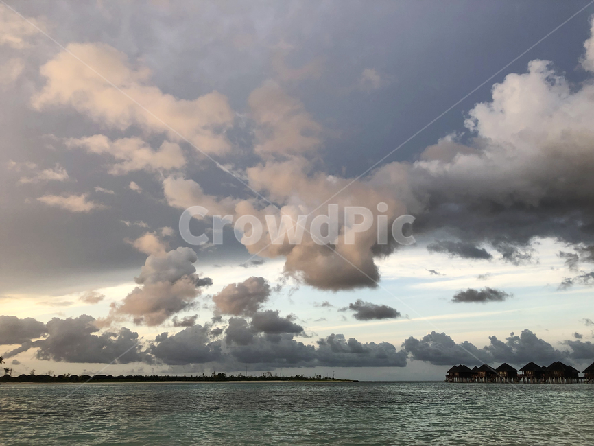 몰디브,maldives,휴양지,섬,island,하늘,dawn,daybreak,새벽,sky,구름,cloud,colorful,자연,nature,바다,해변,sea,beach,seaside,실루엣,silhouette,로맨틱,romantic,outdoors,옥외,ocean,물,해안선,coast,대양,weather,날씨,적운,cumulus,watervilla