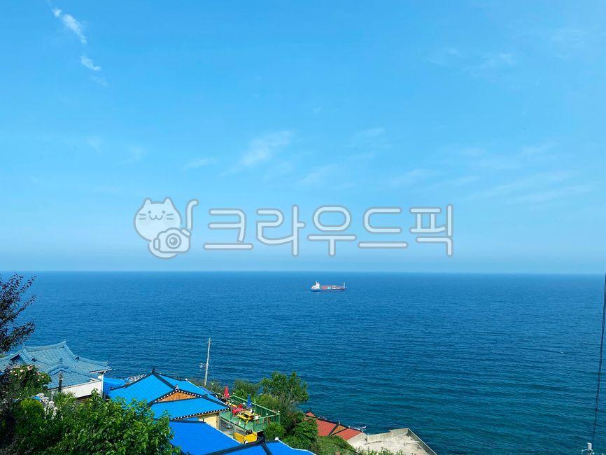 강원도,강원도바다,해변,물,휴양지,여름,여름휴가,휴가,summer,vacation,sea,바다,ocean,대양,nature,자연,water,outdoors,옥외,shoreline,해안선,beach,바닷가,coast,연안,해안가,마을,바닷가마을,묵호항,묵호,논골담길,배,boat,바다배경,bluebackground