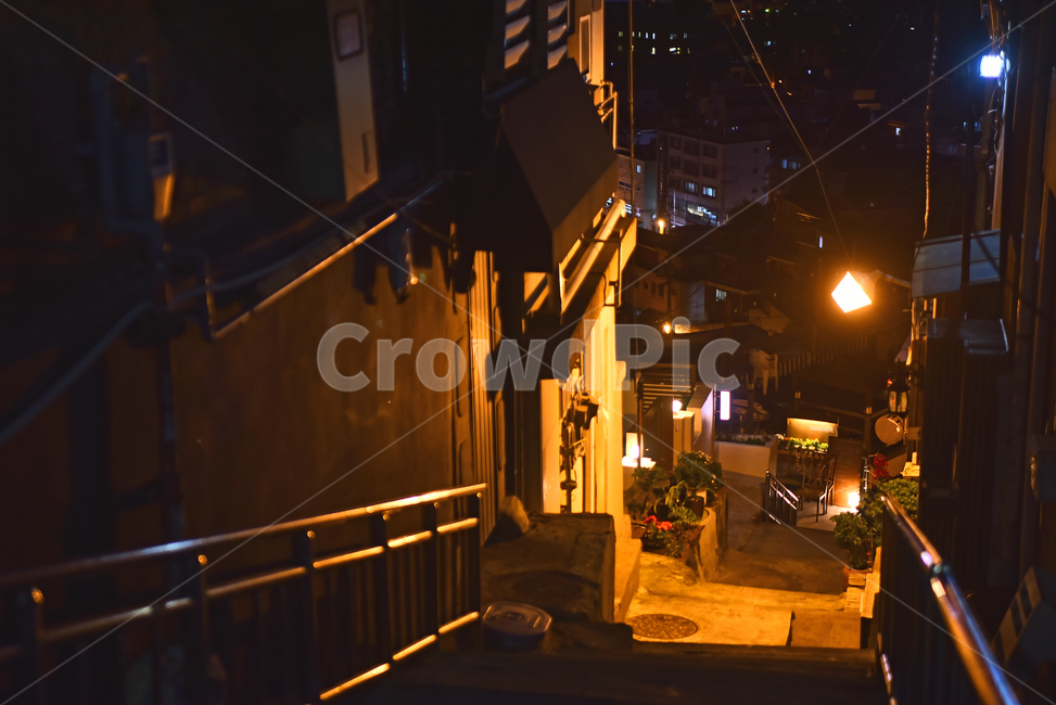 골목길,뒷골목,가로등,도시,건물,계단,집,하우스,안내등,보안등,streetlamp,streetlight,town,좁은,난간,불빛,라이트,조명,전선,배경,바탕,백그라운드,저녁풍경,야경,야간풍경,밤풍경,handrail,빛,light,야경,밤,풍경,nightscape,night,landscape,도시,city,한국도시풍경,한국도시경관,korea cityscape,골목길,alley