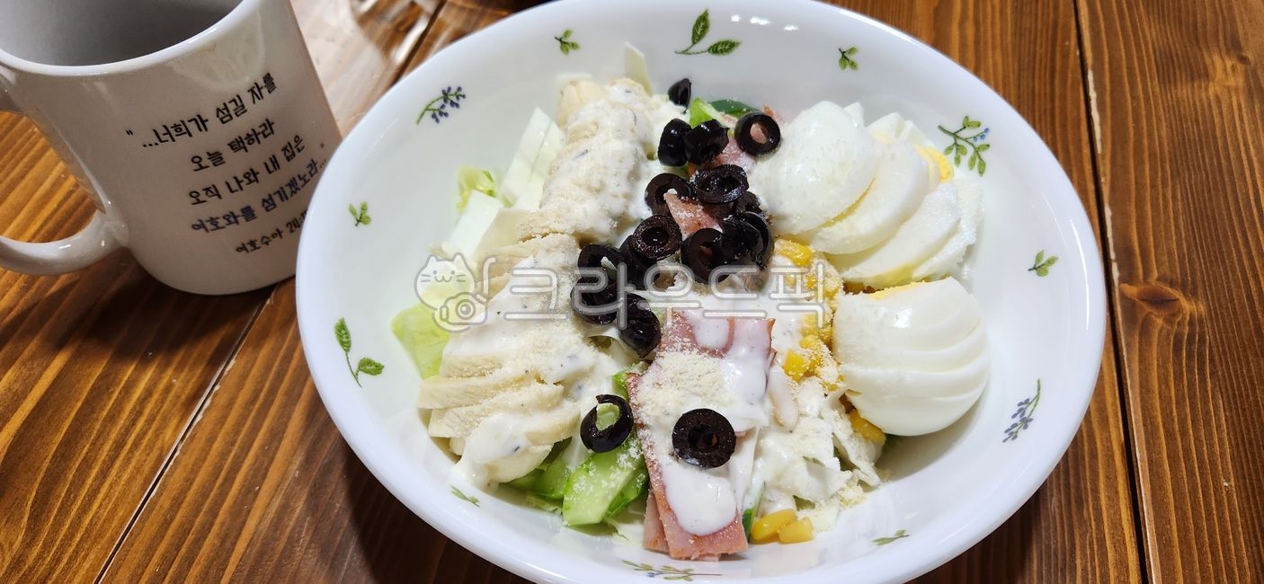콥샐러드,샐러드,야채,건강식,요리,음식,food,식사,meal,접시,dish,삶은계란요리,삶은계란,구운햄,햄,구운햄요리,오이,양상추,샐러드볼,바나나,옥수수,블랙올리브,올리브슬라이스,커피,말씀,말씀구절,성경말씀,말씀컵,요거트드레싱,coffee,salad,다이어트요리,다이어트식단,다이어트