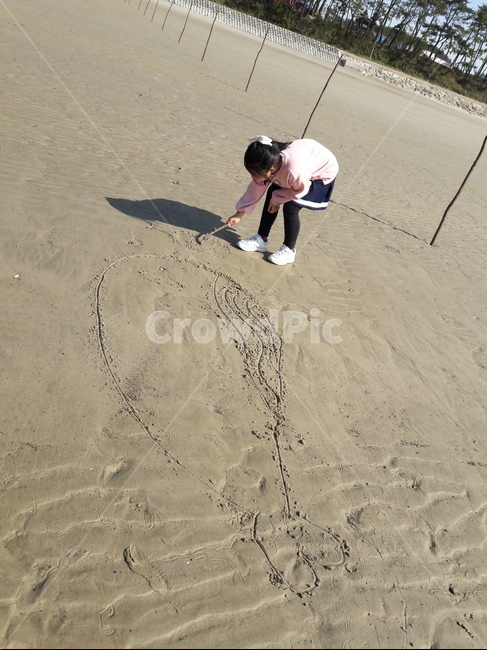 Doodle,littlegirl,depict,nature,sandpicture,girl,doodle,scribble,sand greening,sand,outdoors,person,drawing,describe,human