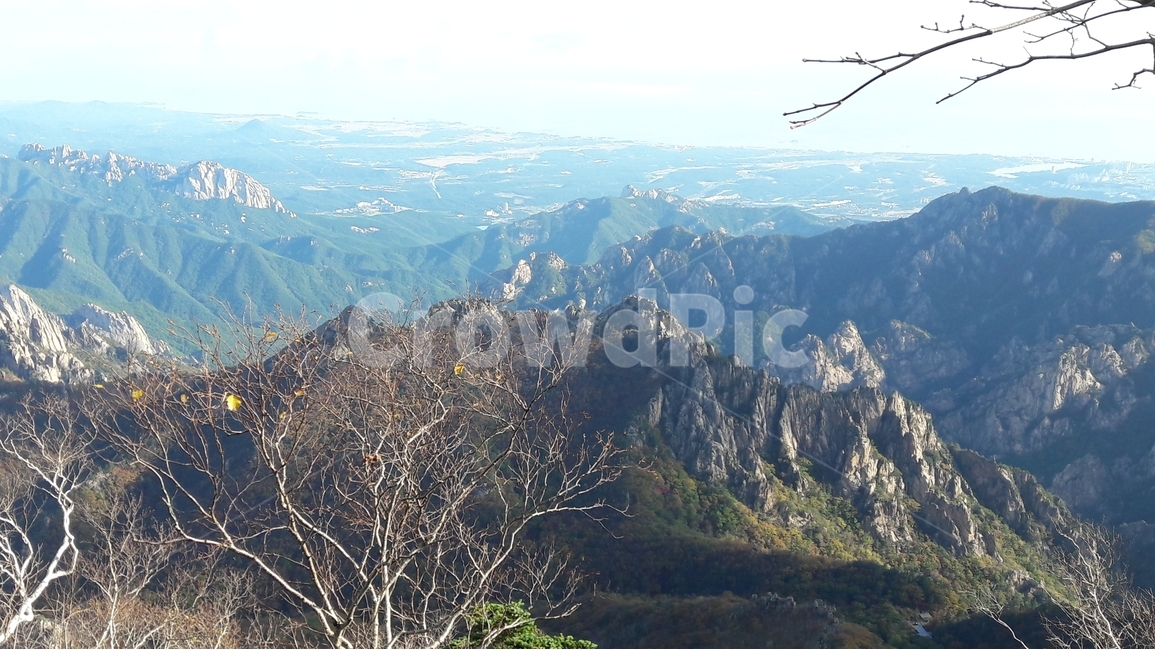 설악산,한국의산,설악산국립공원,공룡능선,천불동계곡,한국의가을,단풍,구름,한국의산하,아름다운산,바위,암봉,자연,풍경,nature,landscape,한국자연풍경,한국자연경관,korea nature landscape,outdoors,옥외,mountain,산,mountain range,산맥