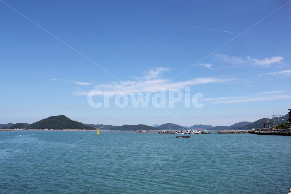beach,blue,cloud,coast,coastline,day,far,island,mountain,nature,ocean,sea,sky,water,wave,하늘,구름,파랑,블루,먼산,산,섬,바다,물결,푸른바다,풍경,자연,파란색,양식,양식장,어업,어촌,바닷물,에메랄드빛