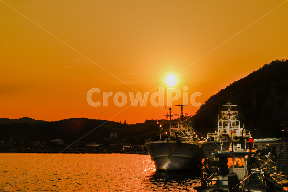 vessel,용기,watercraft,선박,vehicle,차량,transportation,교통,boat,보트,water,물,바다,풍경,nature,자연,outdoors,옥외,붉은하늘,일출,하늘,황혼,dusk,섬,island,경치,경관,해변,소등섬,나무,소나무,선착장,수평선,어선,배,어촌,계절,겨울,새벽,햇빛,dawn,redsky,sunset,sky,sunlight,landscape,한국자연풍경,한국자연경관,korea,산업,industry,industrial,어업,fishery,fishing industry