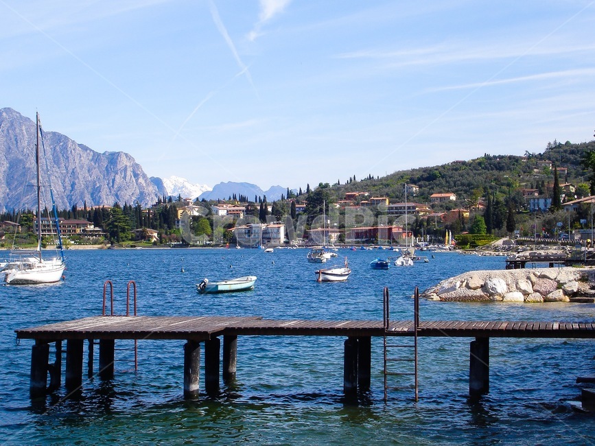이탈리아,가르다호수,이탈리아에서가장큰호수,물,거대한호수,푸른하늘,italy,lakegarda,gradalake,biggestlakeinitaly,lake,배,보트,푸른호수,도시,풍경,city,landscape,해외,외국,세계,foreign,oversea,world,세계도시풍경,해외도시풍경,외국도시풍경,world cityscape,water,waterfront,워터 프론트,port,포트,pier,교각