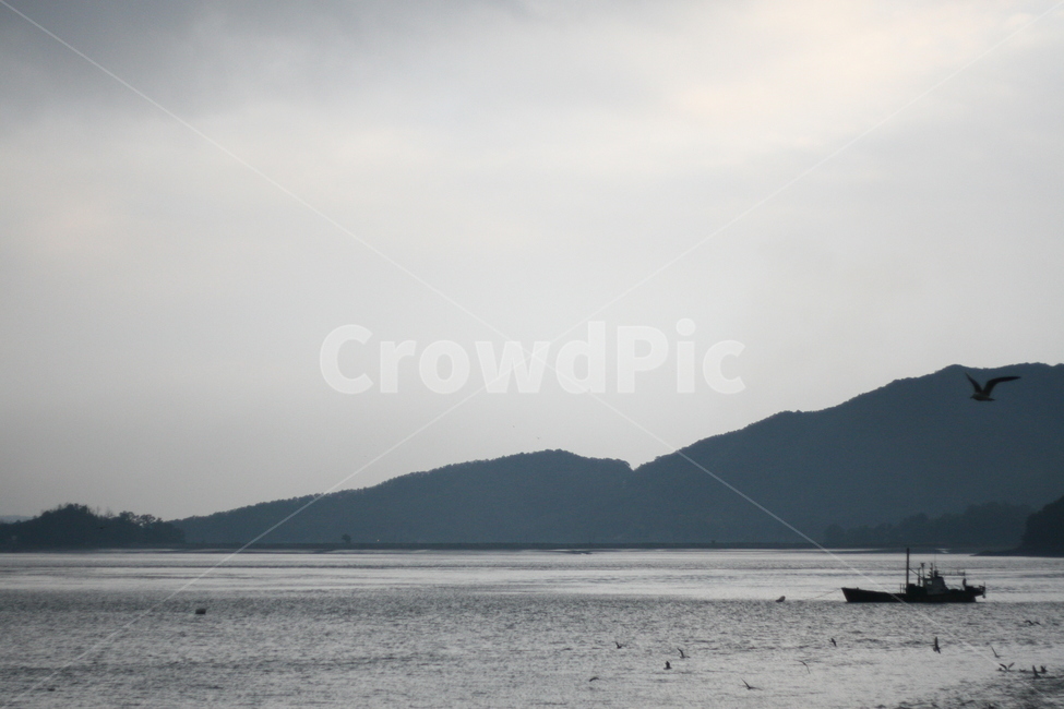 sea,바다,ocean,배,하늘,흐림,풍경,자연,풍경,nature,landscape,산업,industry,industrial,어업,fishery,fishing industry