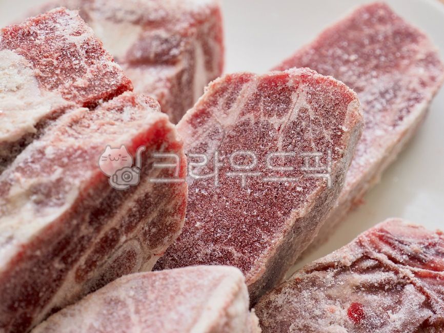 냉동,고기,소고기,갈비,배경,흰색,스테이크,음식,빨강,요리재료,단백질,흰서리,소갈비,냉동갈비,냉동식품,frozen,meat,beef,rib,background,white,steak,food,red,cookingingredients,protein,whitefrost,beefribs,frozenribs,frozenfood,음식,식재료,요리,food,cook,meal,dishes,food reserves,육류,고기,meat