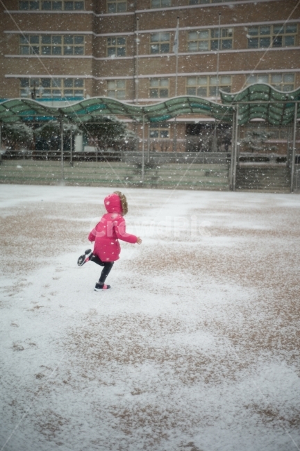 눈,운동장,달리기,어린시절,회상,학교,그리움,추억,감성,snow,playground,running,childhood,memory,school,missing,sensibility,겨울,계절,winter,season,사람,인물,인간,human,person,어린이,어린아이,child,children,kid