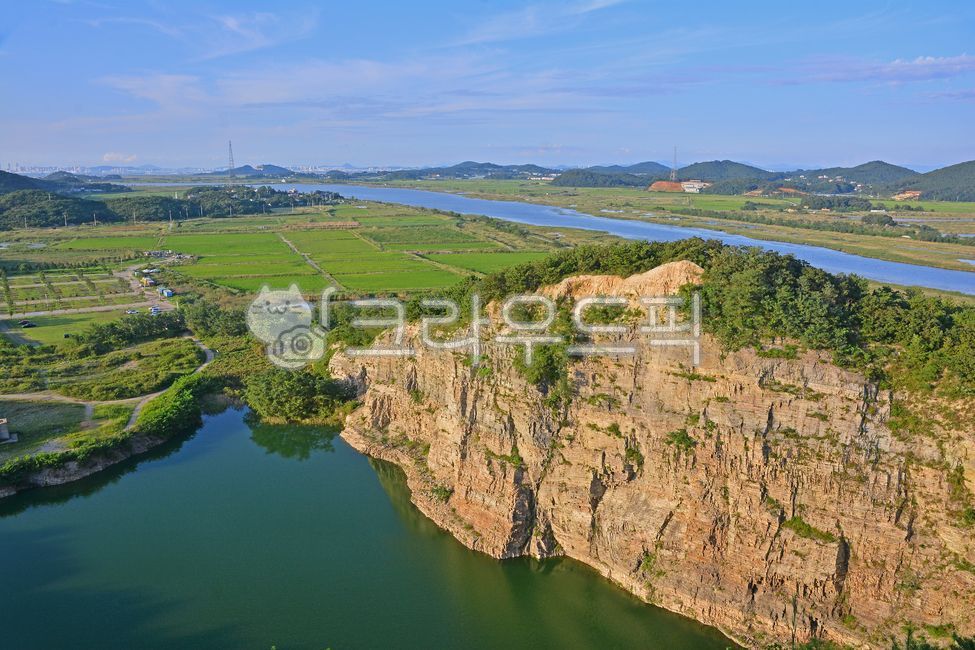 Daebu Mine,natural heritage,cliff,geological layer,monument,view map,rock,Field,Sensamdong,natural monument,sedimentary rock layer,Cliff,nature,water,Ansan,outdoors,river water,background,Ansan Daebu Mine Sedimentary Rock Formation,quarry site,river,lake
