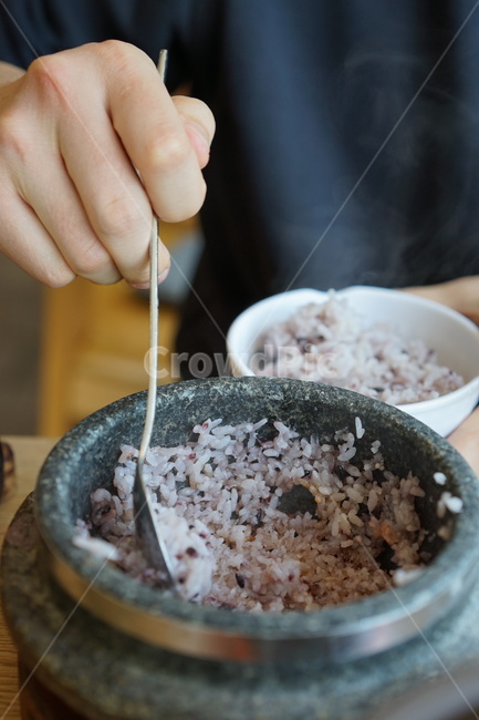 돌솥,밥,쌀,한식,밥알,돌솥밥,요리,식사,사람,인물,인간,human,person,신체일부,몸,body,음식,식재료,요리,food,cook,meal,dishes,food reserves,한식,한국음식,한국요리,korean food,korean dishes,korean meal,korean cook