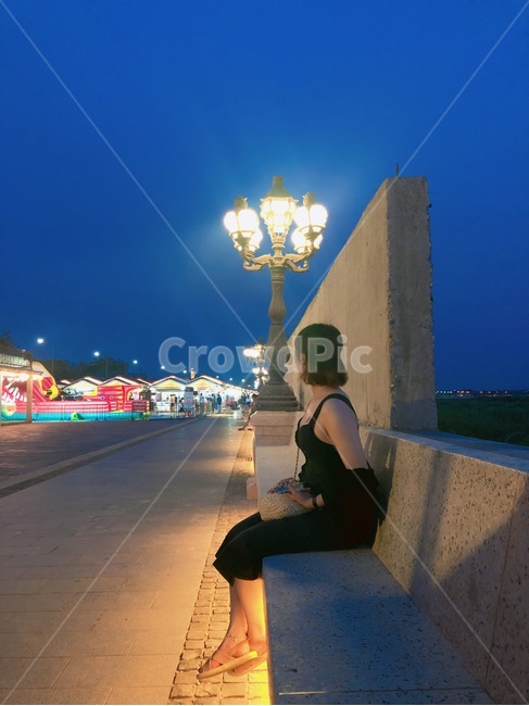 뒷모습,하늘,파란,거리,가로등,라오스거리,파란색,원피스,사람,인물,인간,human,person,여성,여자,woman,female,lady