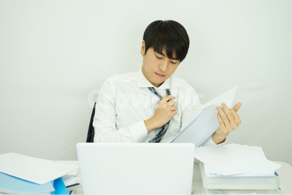 직장인,회사원,업무,비즈니스,회사,사무실,사업가,남성,남자,서류,노트북,영업사원,정장,사람,인물,인간,human,person,남성,남자,man,male,산업,industry,industrial,비즈니스,사업,business,service,work