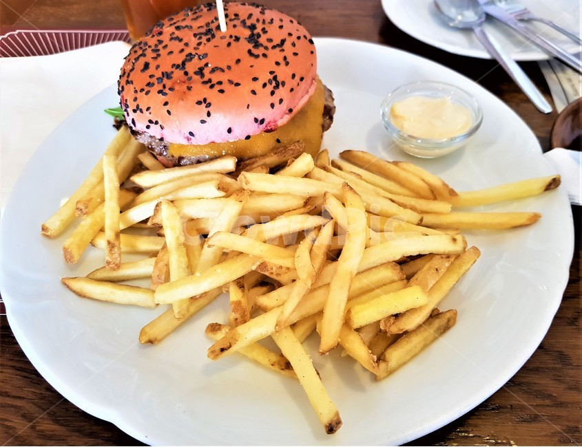 수제버거,감자튀김,음식,먹다,맛있다,프라하,체코,치즈버거,handmade,handmadeburgers,frenchfries,프렌치프라이즈,food,eating,delicious,prague,czechrepublic,음식,식재료,요리,food,cook,meal,dishes,food reserves,빵,bread,양식,서양음식,서양요리,western food,western dishes,western meal,western cook