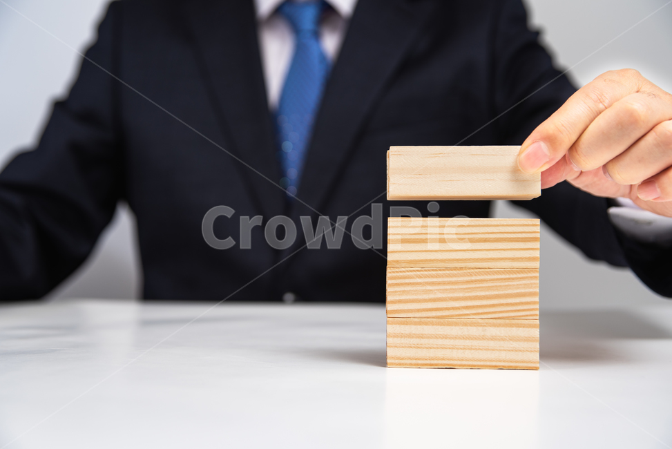 손가락,비즈니스,콘셉트,컨셉,개념,비지니스,손짓,비즈니스맨,남성,남자,비지니스맨,1명,정장,슈트,양복,핸드모션,사업,사업가,손,관리자,경제,손동작,관리,매니저,나무,쌓기,여백,카피스페이스,카피스페이스,나무블럭,비즈니스,사업,business,service,work,연출,컨셉,콘셉,direction,concept