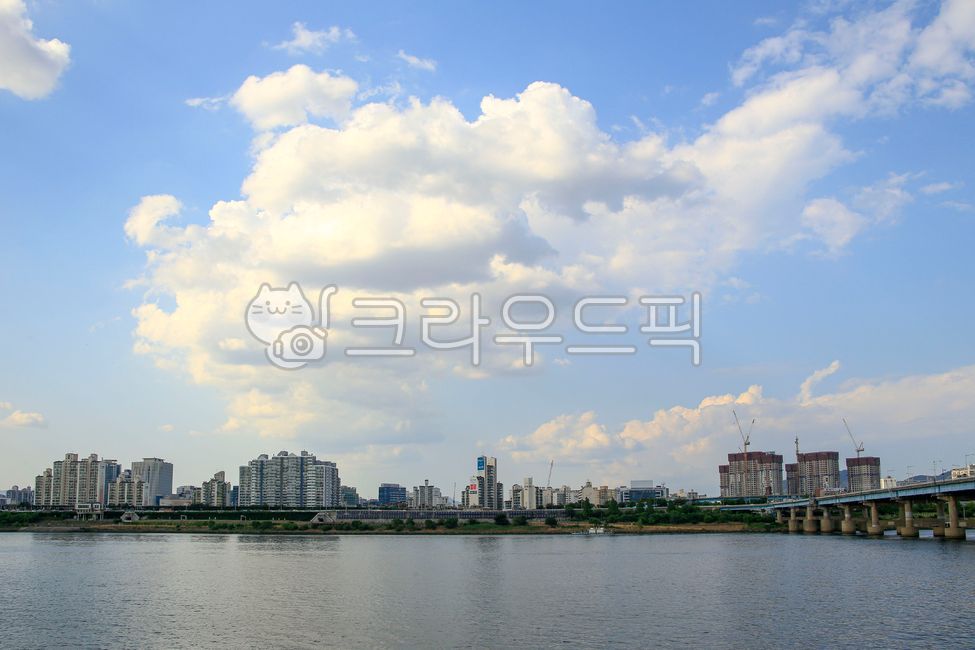 영동대교,한강다리,다리,한강,물,건물,고층건물,도시,중심지,도심,옥외,자연,나무,식물,하늘,구름,water,적운,outdoors,nature,sky,cloud,cumulus