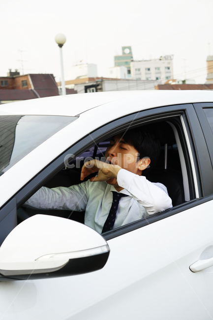 운전,차,차량,자동차,남자,남성,사람,직장인,출근,졸림,졸음운전,하품,피곤,운전중,정체,운전자,사람,인물,인간,human,person,남성,남자,man,male,교통,교통수단,traffic,transportation,비즈니스,사업,business,service,work