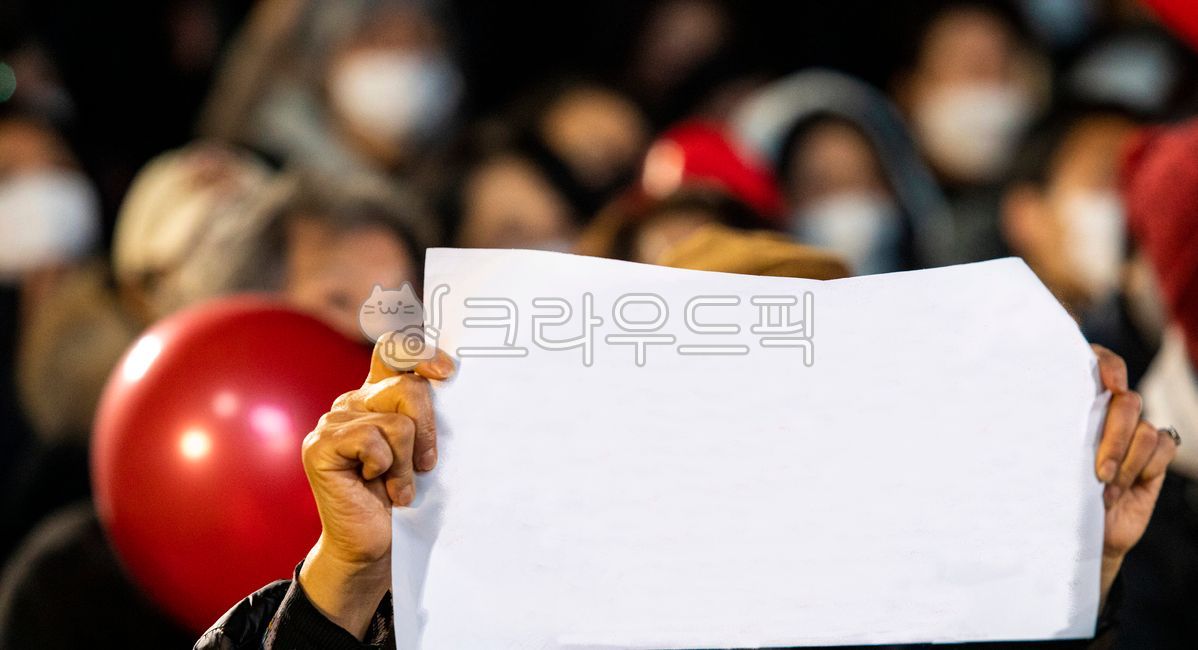 유세장,유세,군중,국민의힘,프랜카드,불빛,밤,저녁,사람들,사람,빨간풍선,풍선,인간,청중,campaignspeech,marketplace,audience,crowd,person,puman,people,peoplespower,placard,배경지,backgroundpaper,배경,background,balloon,redballoon