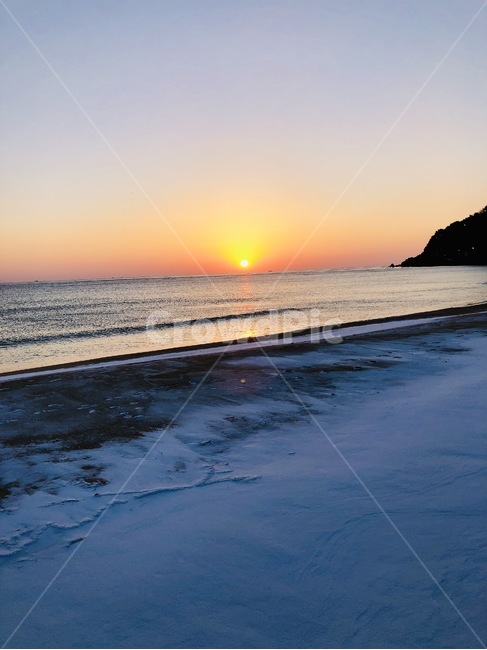 일출,바다,해변,수평선,노을,해,파도,모래,눈,겨울,계절,winter,season,자연,풍경,nature,landscape,해변,바다,beach,sea,outdoors,옥외,sunlight,햇빛