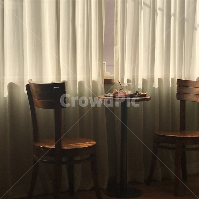 카페,커피,분위기,햇살,방,빈자리,테이블,의자,감성사진,실내,가구,디저트,후식,커튼,cafe,cofffee,인테리어,실내디자인,interior design