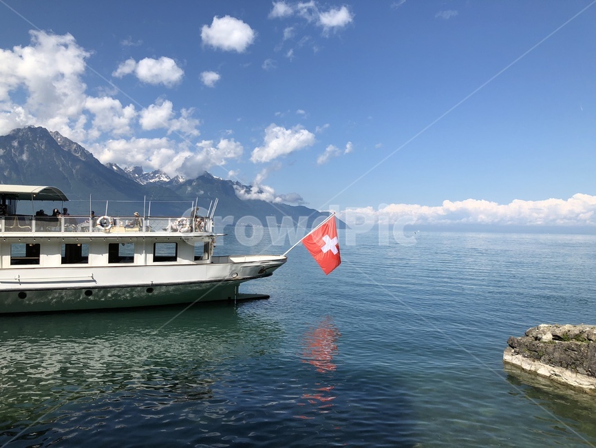 물,water,자연,nature,관광,landscape,경치,관광명소,강,lake,하늘,sky,구름,cloud,스위스,swizerland,vacation,touristattraction,감성,feeling,transportation,교통,vehicle,watercraft,선박,boat,보트,깃발,flag,상징,symbol