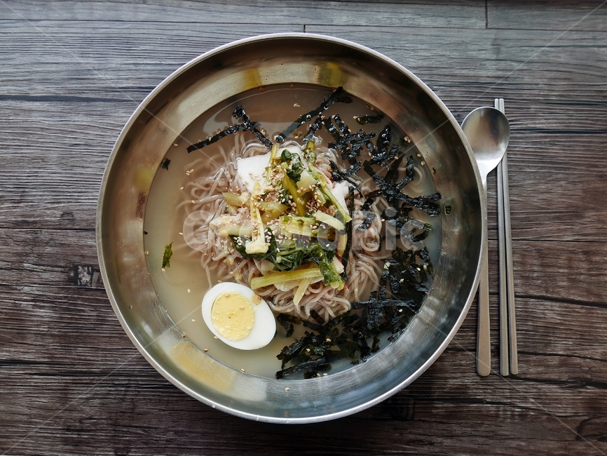 음식,한식,막국수,국수,물국수,한국,양념,맛있는,전통음식,정갈한,밑반찬,김치,야채,계란,달걀,삶은계란,삶은달걀,양념장,육수,고명,탄수화물,한국음식,한국요리,면,맜있는,맛있어보이는,먹음직스러운,시원한,음식사진,별미,여름,음식,식재료,요리,food,cook,meal,dishes,food reserves,면류,면요리,noodles,한식,한국음식,한국요리,korean food,korean dishes,korean meal,korean cook