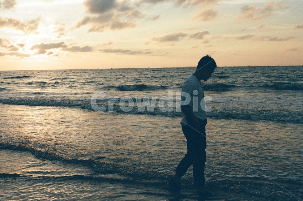 바다,남자,태양,노을,구름,바다풍경,태국,해변,바다,beach,sea,사람,인물,인간,human,person,인물실루엣,사람실루엣,character silhouette,human silhouette,여행,휴가,traveling,vacation,trip,감성,sensible,feeling,고독함,외로움,쓸쓸함,우울함,슬픔,lonely,solitary,outdoors,옥외,water,물,ocean,대양,nature,자연,shoreline,해안선